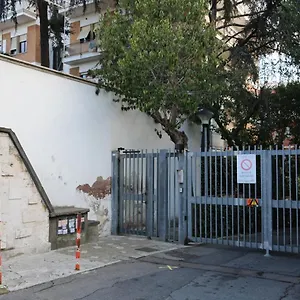 https://casa-piccole-ancelle-di-cristo-re.it-romehotels.com